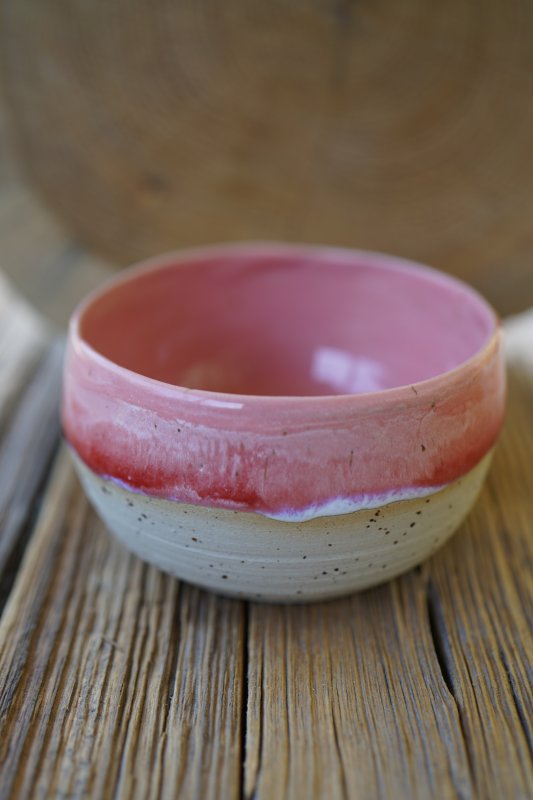 Keramik Kaffeebecher handgetöpfert – Rosé mit Rot Weißem Melange Farbspiel