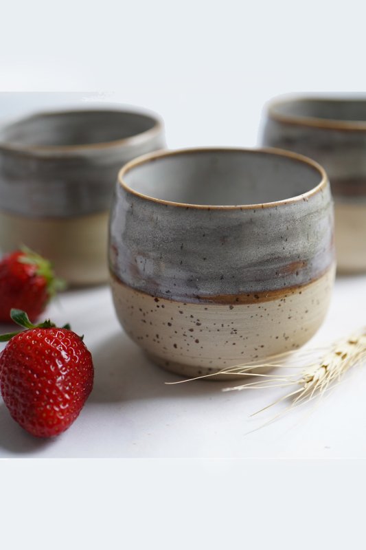 Keramik Mocca Kaffee Becher handgetöpfert - Grau Blau mit natürlichen Sprengeln